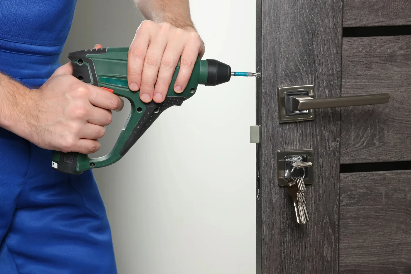 Remplacement d'un cylindre et remise des clés sur une porte d'appartement à Paris 12e